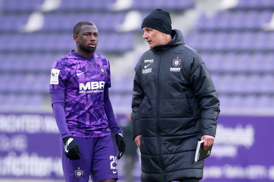 Enttäuschung bei Aue nach dem Spiel. Jamilu Collins (31,l.) mit Aue-Trainer Jens Härtel (56).