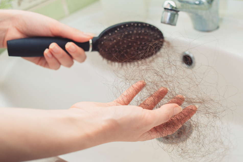 Vor der Nassreinigung sollten alle Haare aus der Bürste entfernt werden.