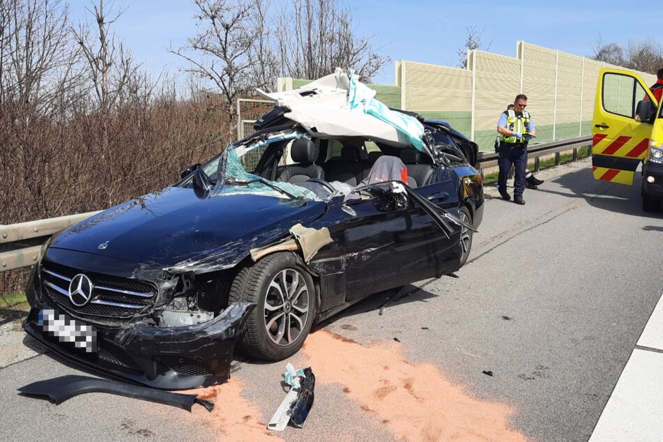 Der Mercedes wurde beim Zusammenstoß mit dem Lkw stark beschädigt.