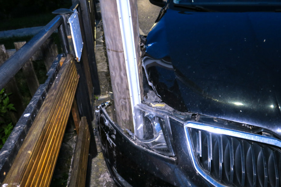 Der Skoda prallte gegen einen Strommast.