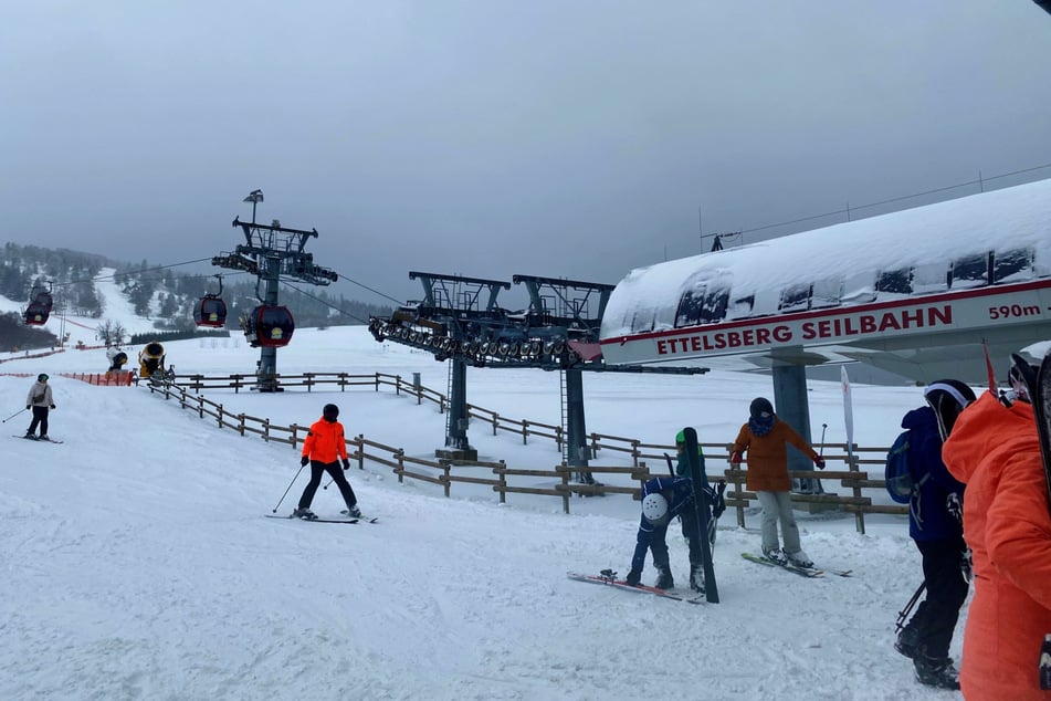 In Willingen herrscht ebenfalls reger Skibetrieb. Dort liegen zurzeit 50 Zentimeter Schnee.