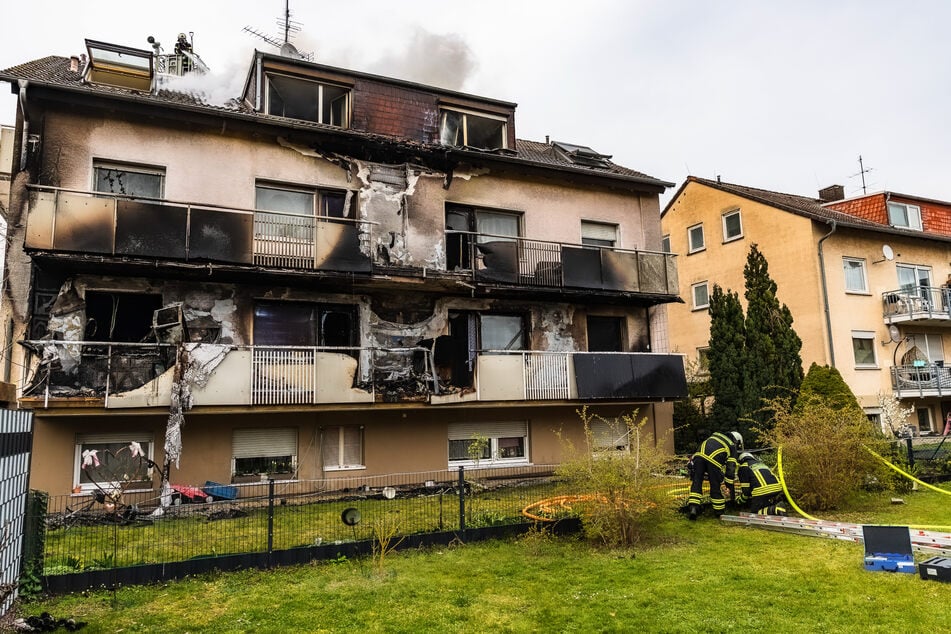 Das Flammen-Inferno griff letztlich auf alle Stockwerke über und zerstörte das Mehrfamilienhaus komplett.