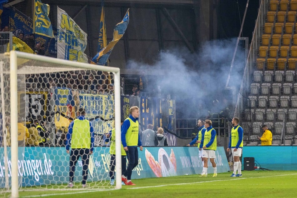 Im zweiten Durchgang hatten Gästefans Böller in den Innenraum geworfen - und damit fast die Spieler von Lok Leipzig getroffen.