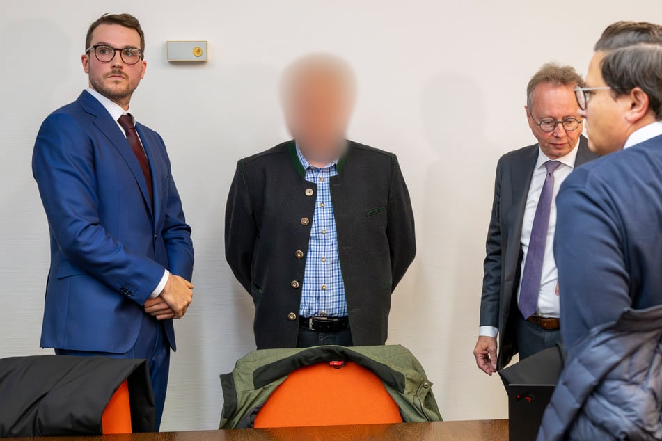 Ein beschuldigter Bahnmitarbeiter (M.) steht vor Prozessbeginn um das tödliche Zugunglück in Garmisch-Partenkirchen.