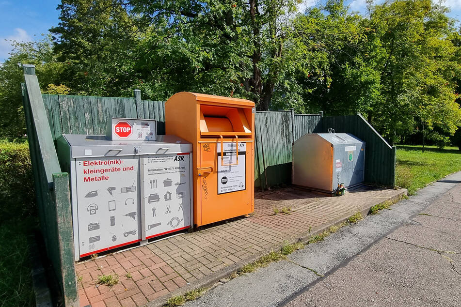 Die Polizei beschlagnahmte am gestrigen Dienstag einen Glascontainer in der Paul-Bertz-Straße. Waren die abgetrennten Finger in diesem Container?