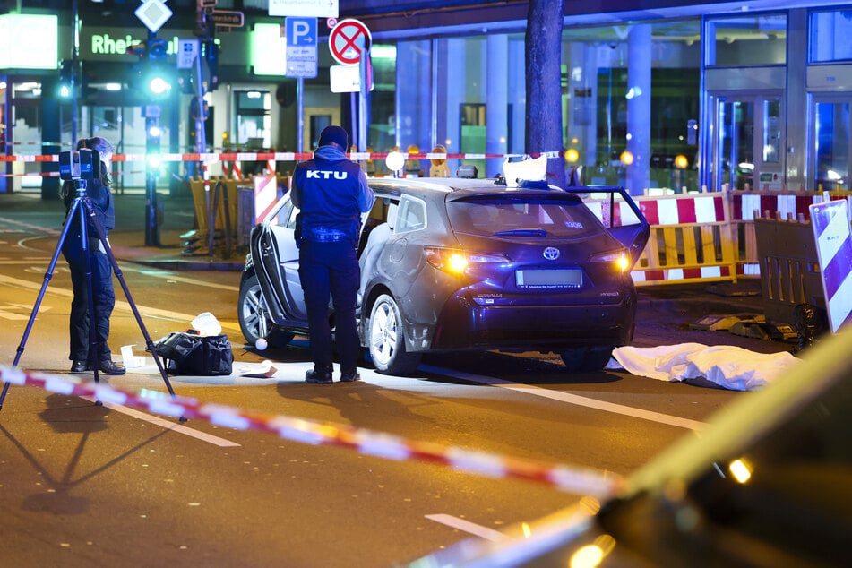 Die Leiche des 49-Jährigen lag zunächst noch mit einem weißen Tuch abgedeckt neben dem Auto.