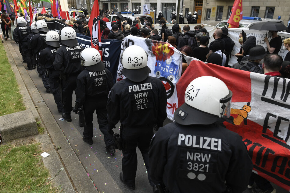 Die Polizei hatte einen Teil der Demonstranten, den sogenannten Antifa-Block, stundenlang eingekesselt und ihnen den Weiterzug untersagt.