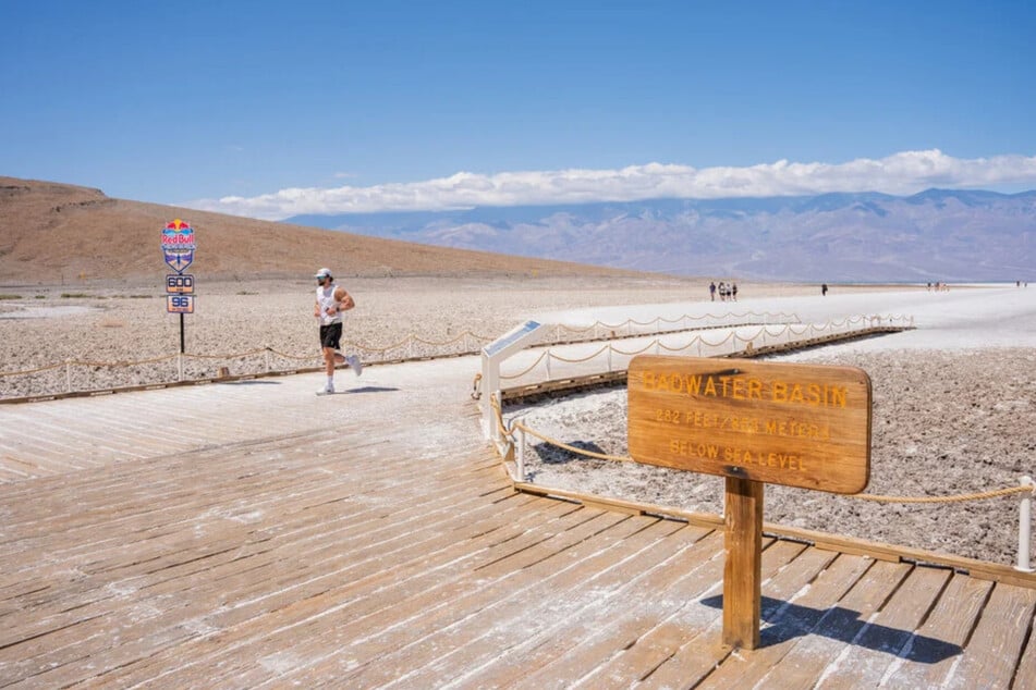 Arda Saatçi durchquerte auch das "Badwater Basin", eine riesige Salzpfanne im Death Valley National Park in Kalifornien und gleichzeitig tiefster Punkt Nordamerikas.