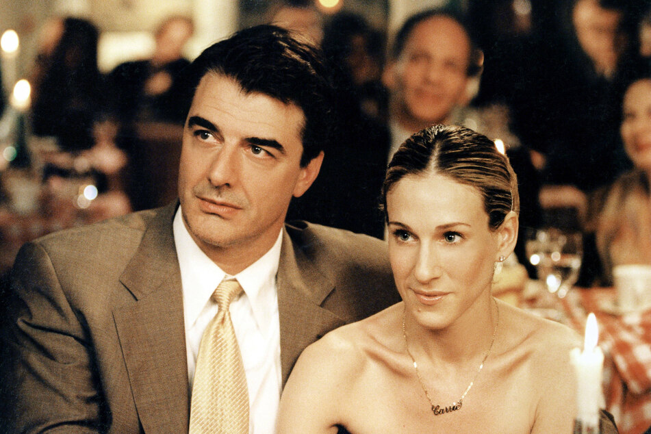 Sarah Jessica Parker (r) and Chris North (l) reprise their roles as Carrie Bradshaw and John James Preston aka Mr. Big in the reboot And Just Like That..