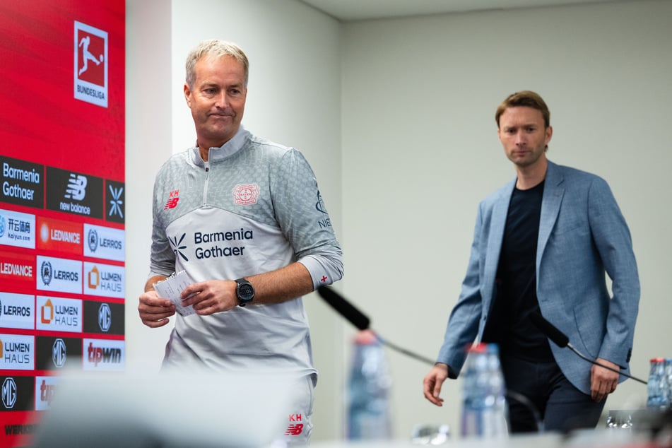 Bayer-Sportchef Simon Rolfes (44, r.) hat ein Bekenntnis zu Cheftrainer Kasper Hjulmand (54) vermieden.