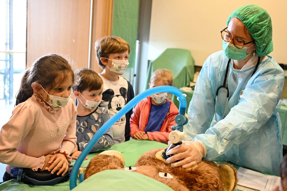 Jasmin Herre (20) zeigt den kleinen Besuchern, was man alles im OP beachten muss.