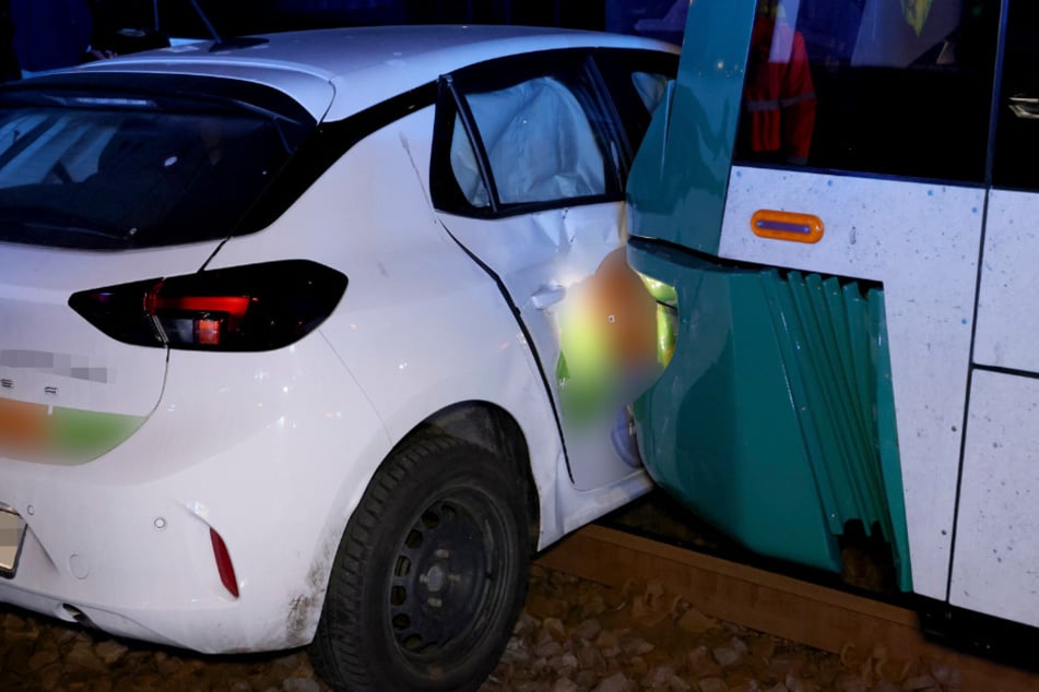 An beiden Fahrzeugen entstand hoher Sachschaden.