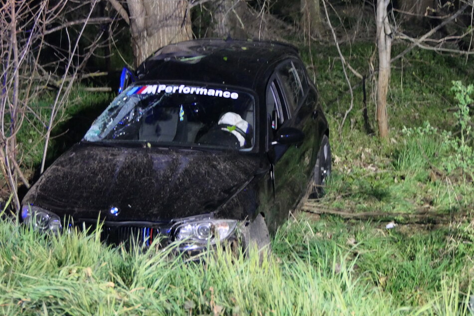 Dieser BMW kam von der Fahrbahn ab und überschlug sich.