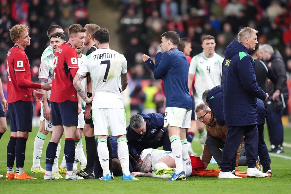 Sammie Szmodics (30) verlor nach einem üblen Zusammenprall auf dem Platz das Bewusstsein.