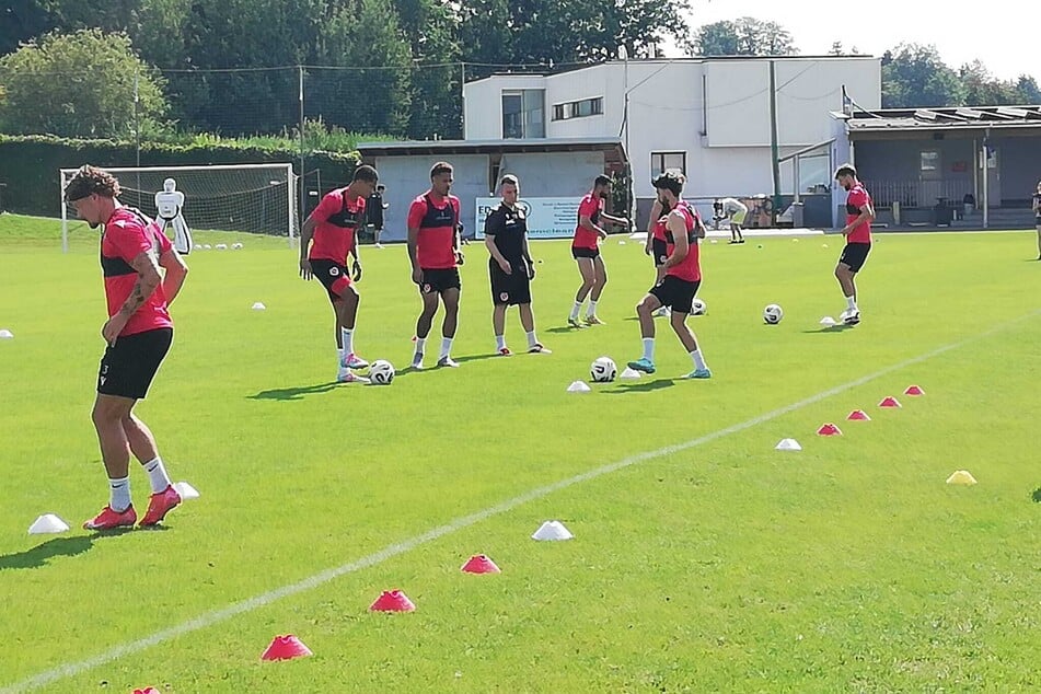 Anschließend geht es an Fuß- und Ballarbeit. Der am Freitag verletzt ausgewechselte Justin Butler (3.v.l.) mischt voll mit.