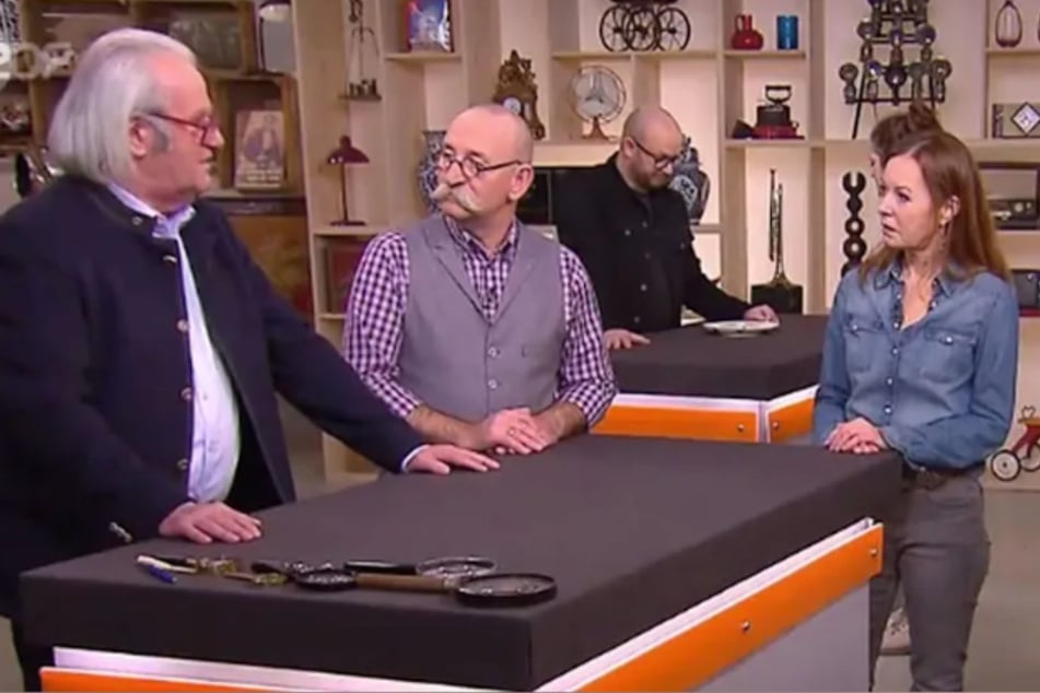 Ines Batista aus Düsseldorf hat einen bunten Wandteppich mit zu "Bares für Rares" gebracht und damit für eine echte Premiere gesorgt.
