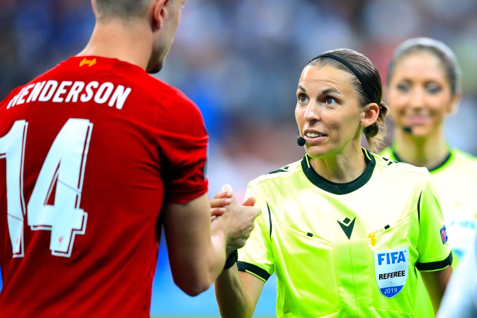 Stéphanie Frappart (36) leitet als erste Frau ein Spiel in der Königsklasse.