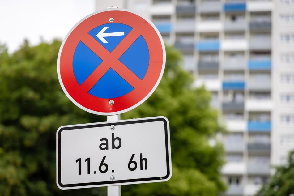 Wer mit Auto anreist, sollte auf die Park-&-Ride-Plätze rund um die Stadt ausweichen, ansonsten gibt es auch ausreichend ÖPNV-Angebote - vom Hauptbahnhof läuft man 15 Minuten zum Festivalgelände rund um den Schlossteich.