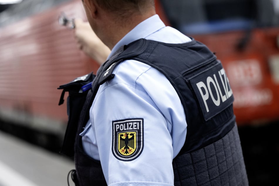 Polizei und Rettungskräfte empfingen den Zug am Bahnhof in Bad Bevensen. (Symbolbild)