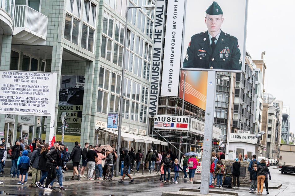 Berlin: Rundum-Grün-Ampel am Checkpoint Charlie bald mit Zebrastreifen in Regenbogenfarben?