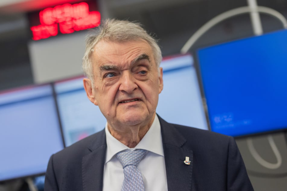 Herbert Reul und die Polizei in Nordrhein-Westfalen suchen derzeit eine neue Software für weltweite Polizei-Recherche.