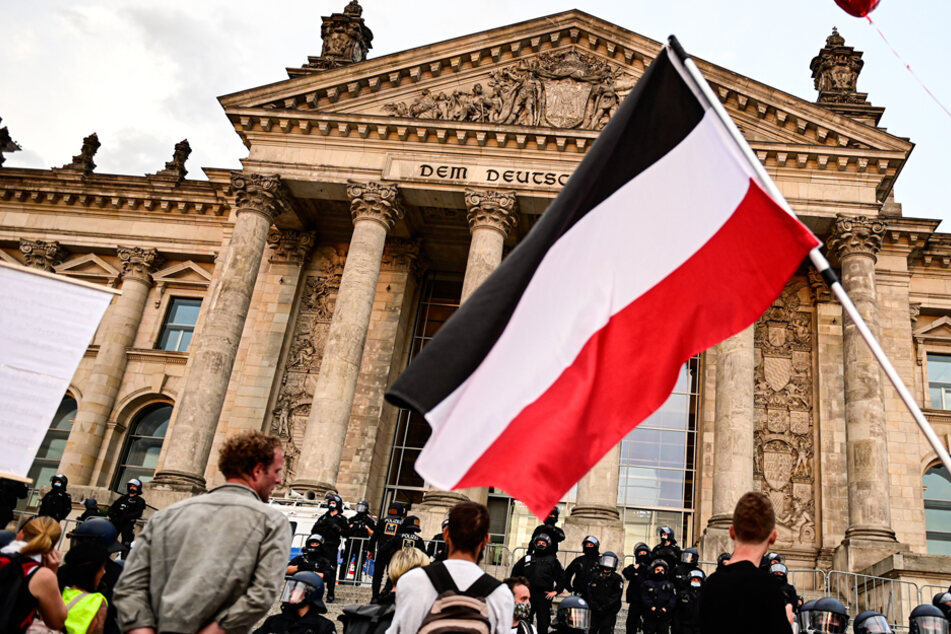 Eine Szene, die für Diskussionen sorgte: Reichsflaggen vor dem Reichstagsgebäude in Berlin. (Archiv)