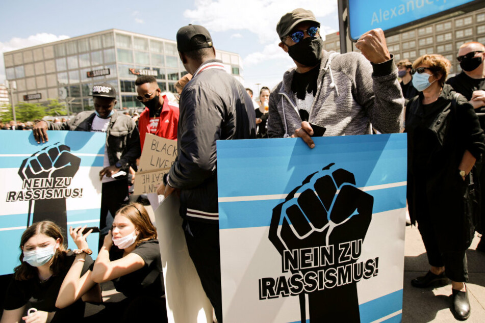 Teilnehmer einer Kundgebung protestieren gegen Rassismus und Polizeigewalt.
