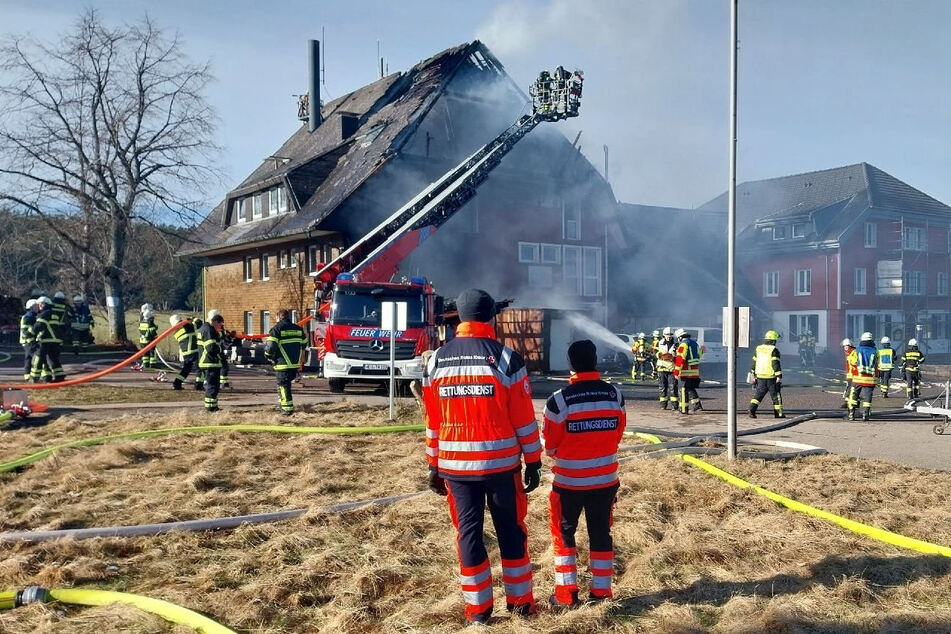 Mit einem Großaufgebot an Rettungskräften war die Feuerwehr an den Brandort nach Sankt Märgen im Schwarzwald geeilt.