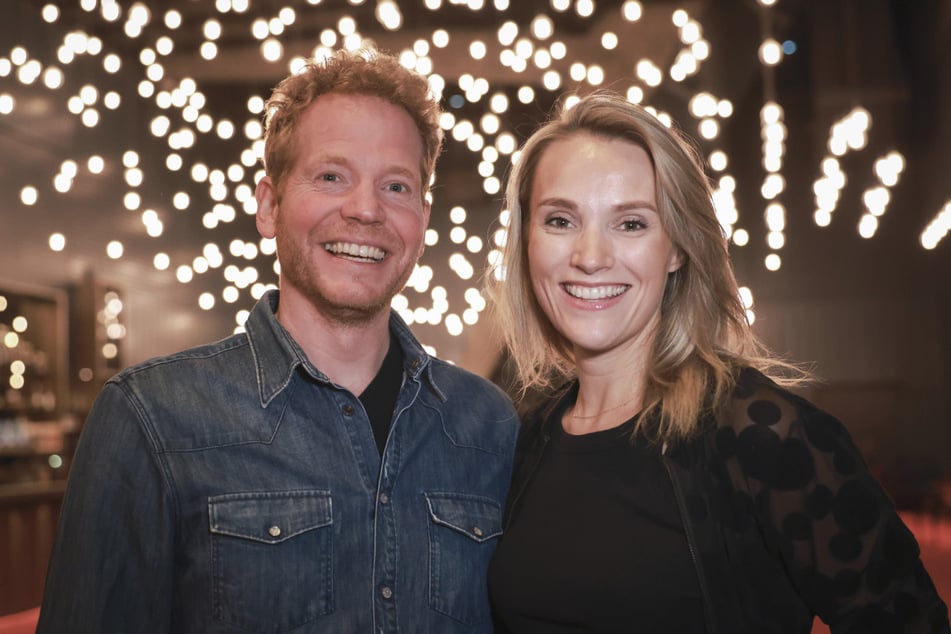 An der Seite von Laurens Walter (Harry Potter, l) spielt Hofbauer (Ginny Potter) im Theaterstück "Harry Potter und das verwunschene Kind" mit.