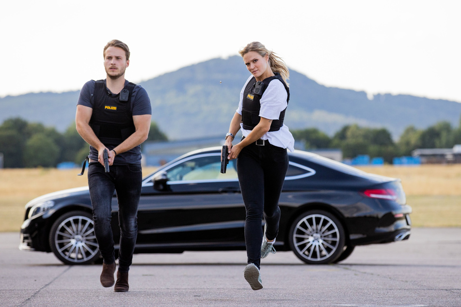 Die Schauspieler Nicolas Wolf (als Max Tauber) und Pia Stutzenstein (als Vicky Reisinger) bei Dreharbeiten für die neue Staffel der RTL-Serie "Alarm für Cobra 11 - Die Autobahnpolizei".