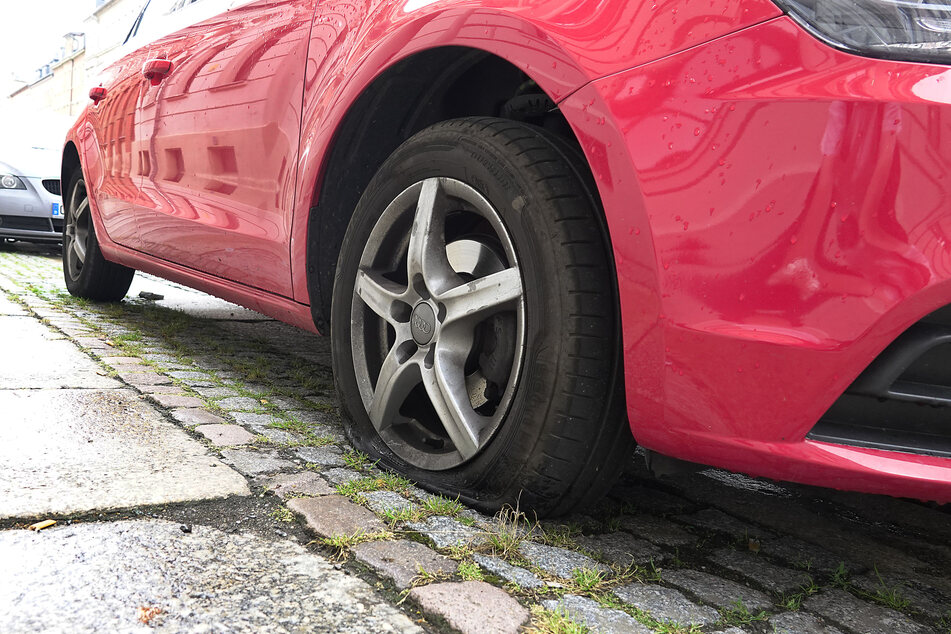 Auf dem Sonnenberg zerstachen Unbekannte zwölf Autoreifen.