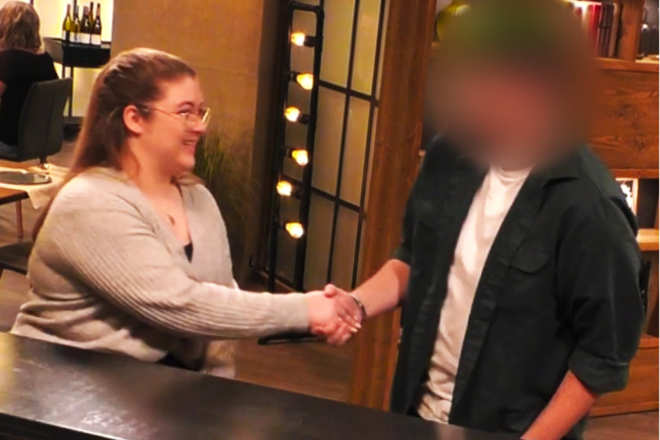 First Dates: First Dates: Als Esra auf Jason trifft, ist sie "erst mal geschockt"