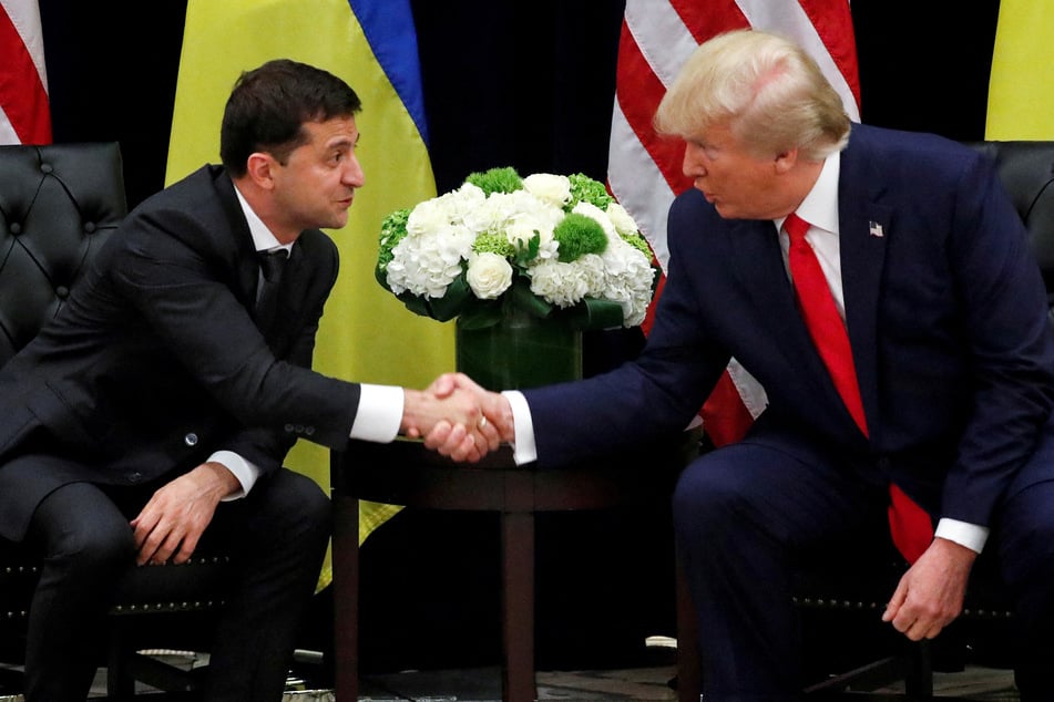 Ukraine's President Volodymyr Zelensky (l.) greets then US President Donald Trump during a bilateral meeting in 2019.