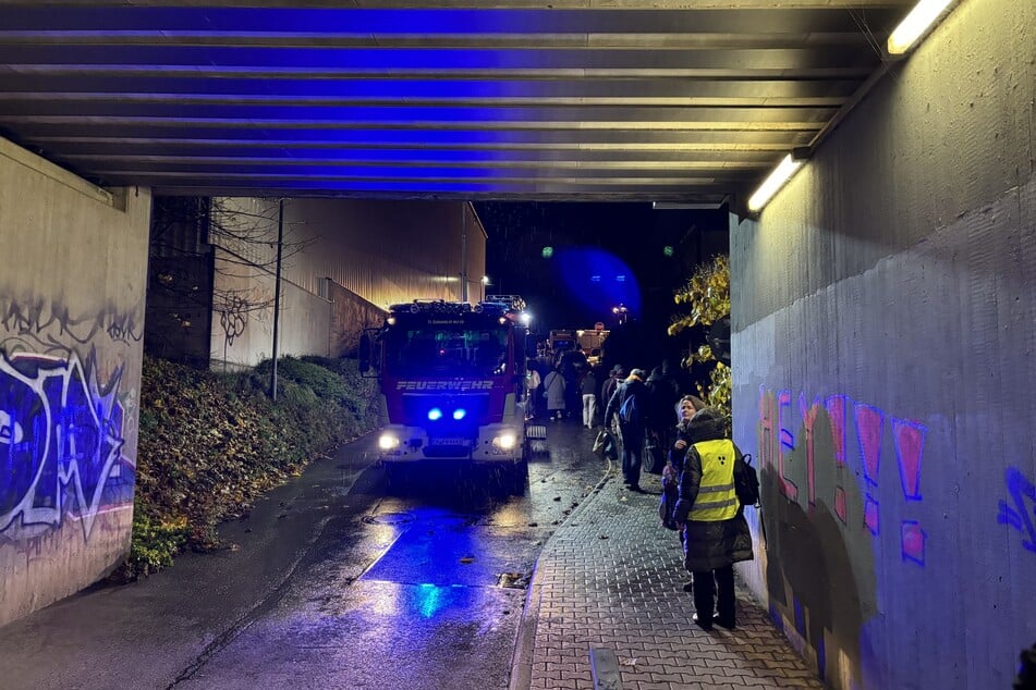 Feuerwehr und Rettungsdienst waren mit 25 Einsatzkräften und sieben Fahrzeugen vor Ort.