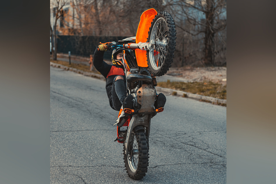 Mit einem Wheelie fuhr der 29-Jährige über eine Kreuzung. (Symbolbild)