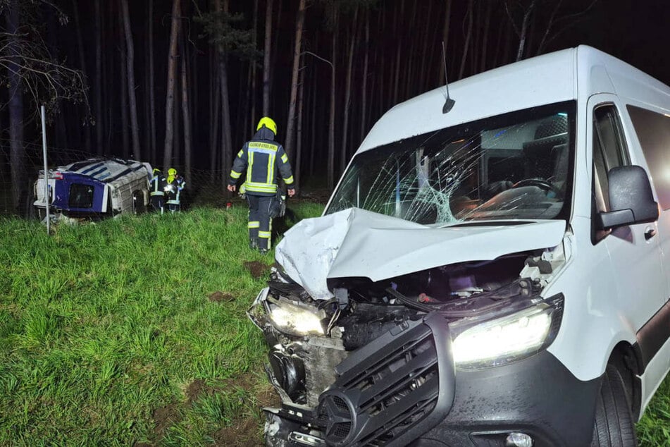 In der Nacht zu Montag sind auf der A10 zwei Transporter zusammengestoßen.