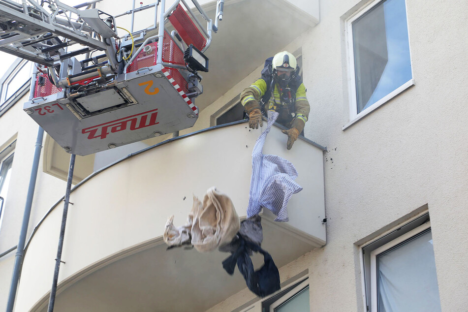 Ein Kamerad suchte nach brennenden Gegenständen in der Wohnung. Er fand eine lodernde Matratze und diverse Kleidungsstücke.