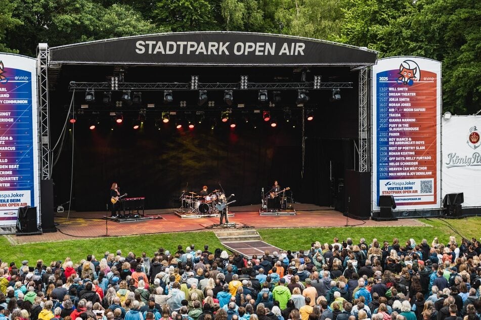 Trotz Regen wollten sich rund 4000 Menschen am Montagabend nicht das Konzert von Melissa Etheridge im Stadtpark entgehen lassen.