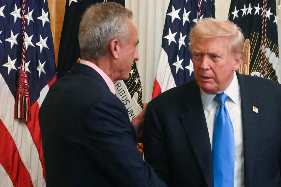 President Donald Trump (r.) expressed concern about how his administration has been "ripped apart" by debates over Covid-19 vaccines.