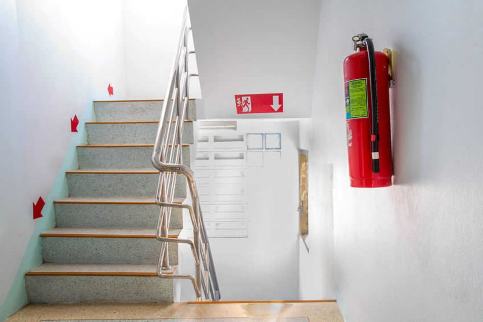 Ein Feuerlöscher hängt in einem Treppenhaus (Symbolbild).