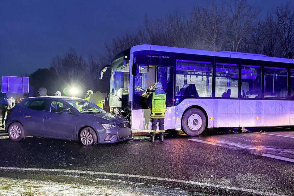 Der Linienbus missachtete die Vorfahrt des Seats.