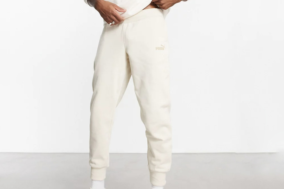 Eine weiße Jogginghose wie diese von ASOS bietet Coolness und Komfort.