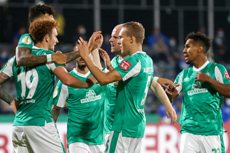 Die Spieler des SV Werder Bremen bejubeln den 1:0-Führungstreffer in der ersten Runde des DFB-Pokals gegen Carl Zeiss Jena. Der Pokalwettbewerb könnte auch in dieser Saison eine wichtige Rolle für die Grün-Weißen spielen, ist er doch der kürzeste Weg ins internationale Geschäft.