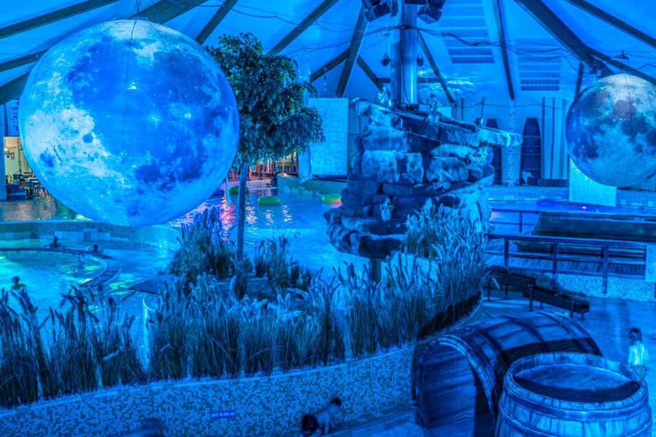 Bei den "Spreewelten of Lights" in Lübbenau erwacht die Nacht zum funkelnden Lichtspektakel.