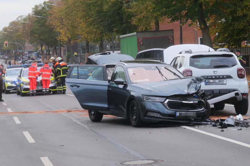 Unfall mit drei Autos: Sechs Verletzte, darunter eine schwangere Frau!