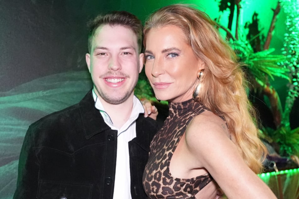 Giulia Siegel mit ihrem Sohn Nathan Wehrmann bei der Eröffnung von "Olivias Dschungelbar". Die DJane habe keine Ahnung, was Effenberg von ihr will.