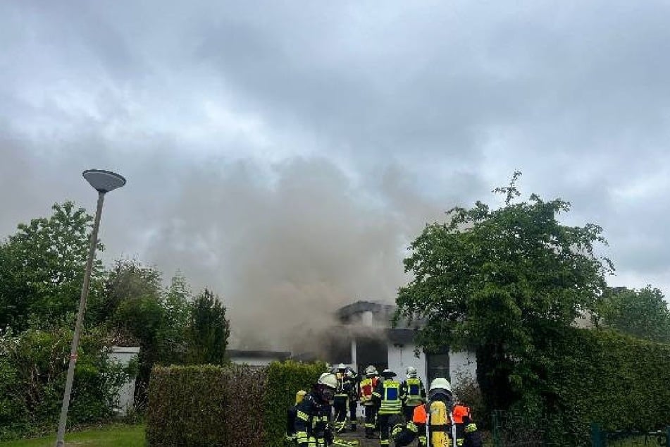 Am Dienstagvormittag ist in einem Einfamilienhaus in Jork südwestlich von Hamburg ein Brand ausgebrochen.