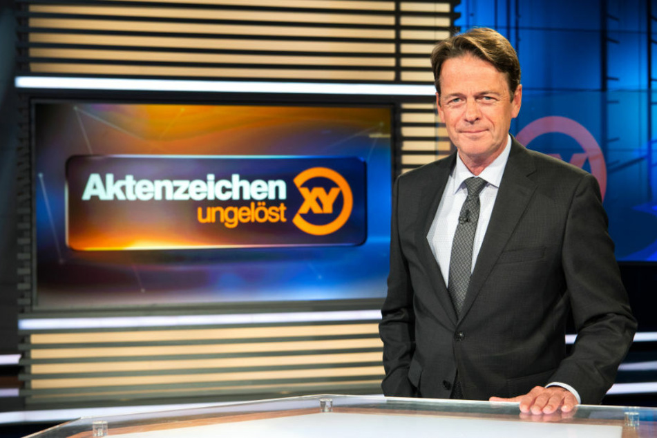 ZDF-Moderator Rudi Cerne (62) im Studio der Sendung "Aktenzeichen XY ... ungelöst". In der Ausstrahlung am Mittwoch wird auch in einem Berliner Fall öffentlich nach dem Täter gefahndet.