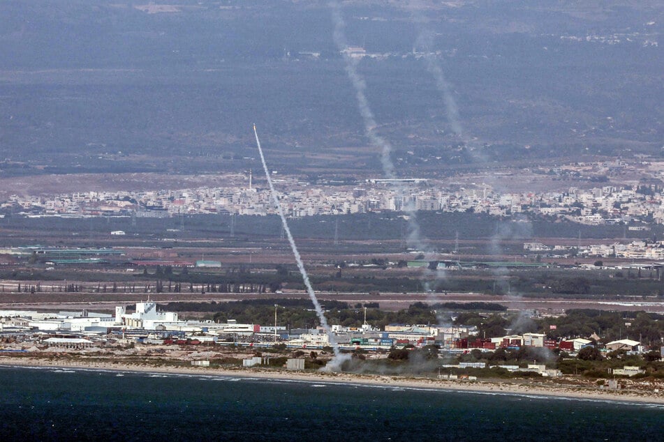 Raketen aus Israels Iron Dome steigen auf um Hisbollah-Geschosse abzufangen. 215 Abschüsse auf israelische Einrichtungen wurden registriert.