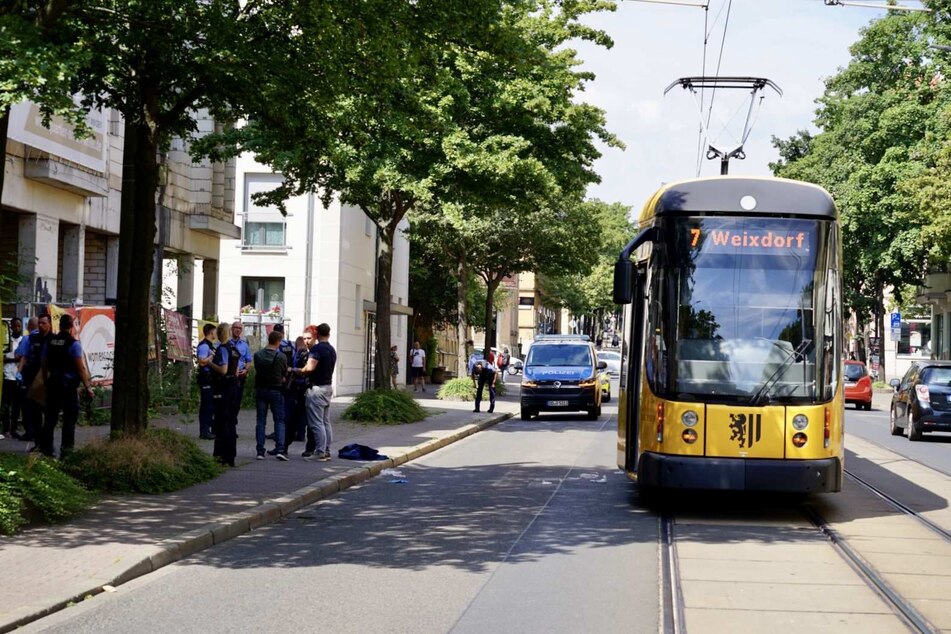 Erschütternde Szenen spielten sich am Samstagvormittag in Dresden ab: Kurz vor 10.30 Uhr griff ein Mann einen anderen Passagier mit einem Messer an.
